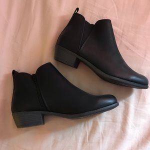 SO memory foam black chelsea boots